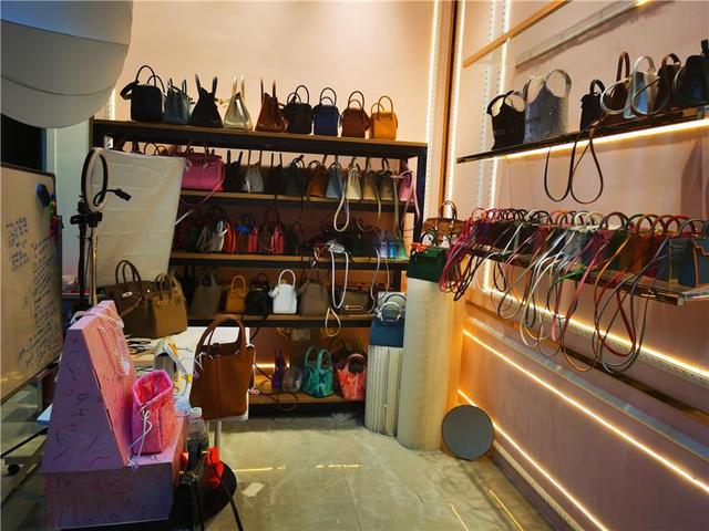 廣州箱包專(zhuān)業(yè)市場(chǎng) 線(xiàn)上轉(zhuǎn)型助力國(guó)內(nèi)大循環(huán)